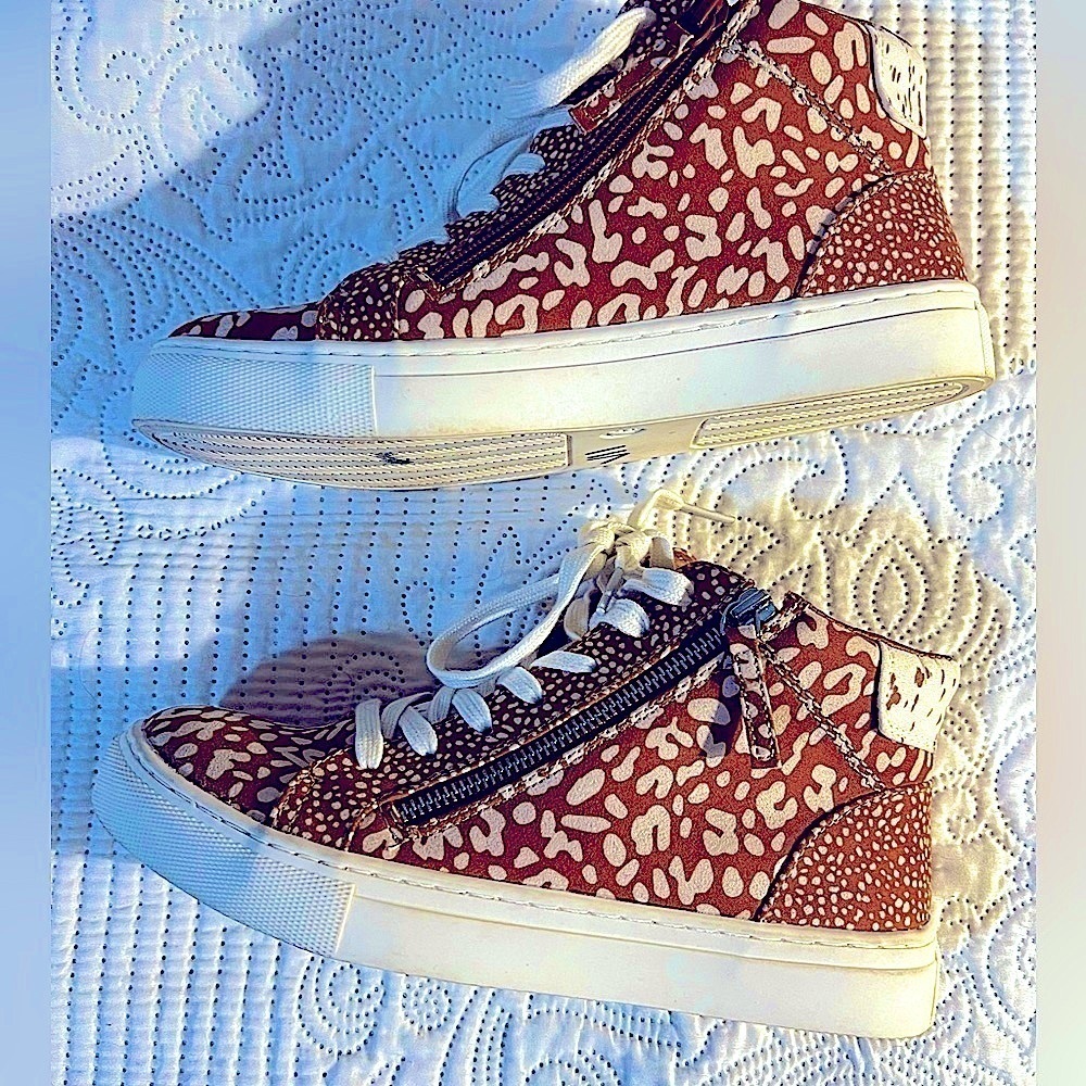 A New Day mid top sneaker size 7.5